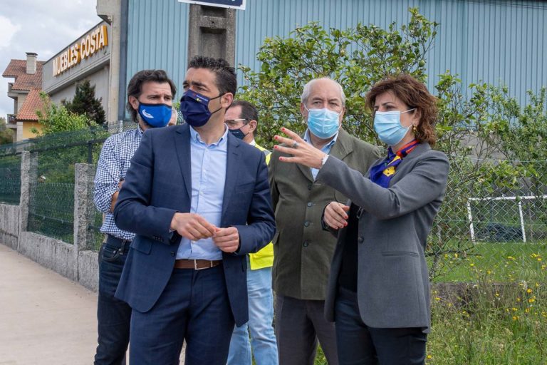 O delegado da Xunta e a alcaldesa visitan en Tomiño as obras de mellora e seguridade viaria realizadas no cruce do ‘empalme’
