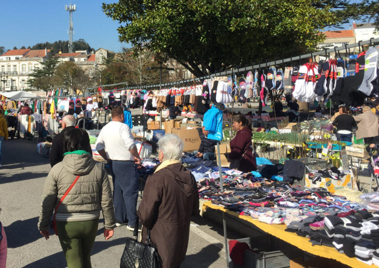 O mercadillo dos sábados adiantase esta semana ao venres 30 de abril debido a que o sábado 1 é festivo
