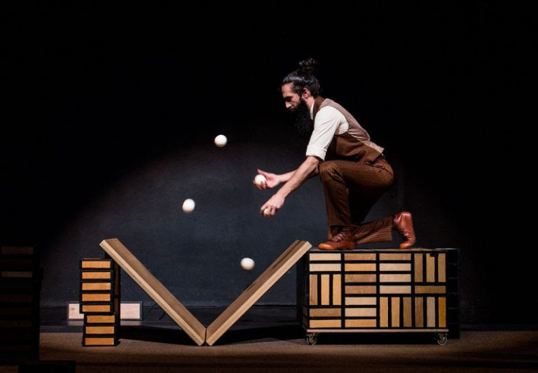 Tomiño retoma a programación cultural co espectáculo “Só.”, do artista Xampatito Pato