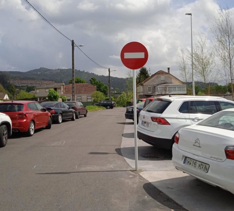 A Policía Local de Ponteareas investiga a subtracción de sinais de tráfico na zona do Centro de Saúde