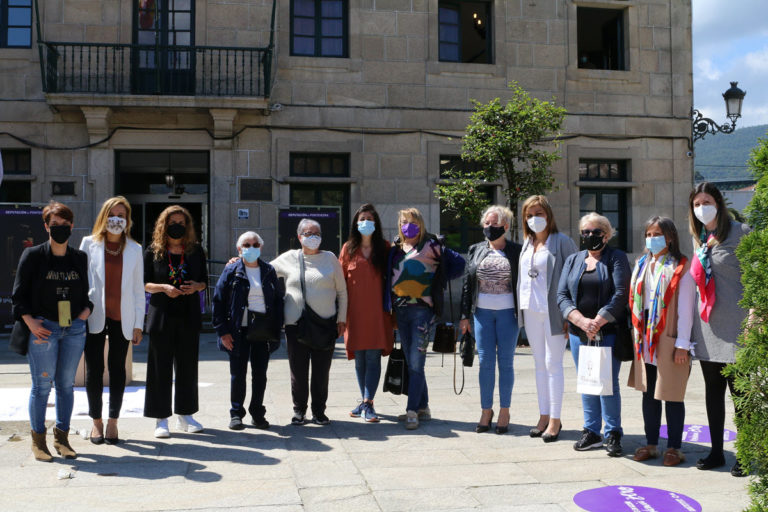 Redondela estremécese cos “Panos de Vinagre”, unha acción artística para denunciar a violencia contra as mulleres