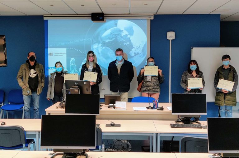 O alcalde da Cañiza entrega os diplomas ás doce mulleres participantes no curso de Informática Nivel Básico