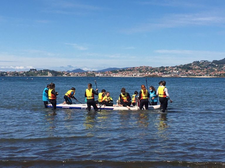 As persoas participantes do Proxecto  Víncúlate do Concello de Baiona gozaron dunha tarde de Pádel Surf