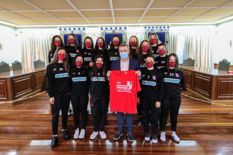 O alcalde da Cañiza felicita ás campioas galegas de balonmán