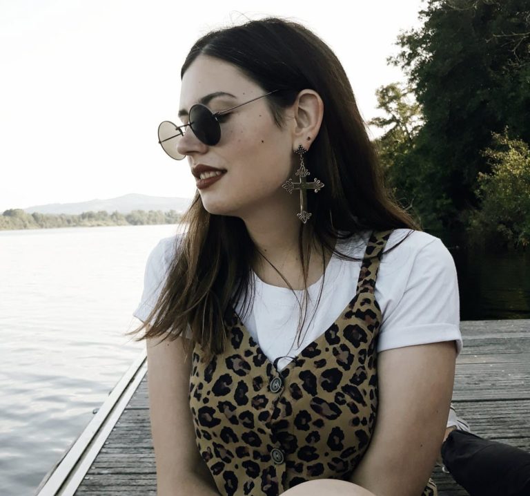 Tomiño convoca a todos os centros de estudo para montar unha instalación na Praza do Seixo coma homenaxe a Xela Arias