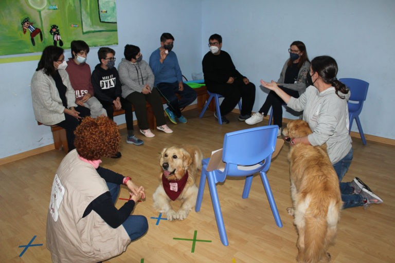 Nigrán inicia as sesións semanais de terapia canina no Centro de Educación Especial Juan María