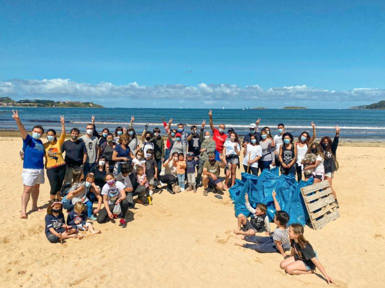 A campaña ‘Vive Sostible’ do festival ‘Vive Nigrán’ recolle 221 quilos de residuos en Praia América en menos de dúas horas