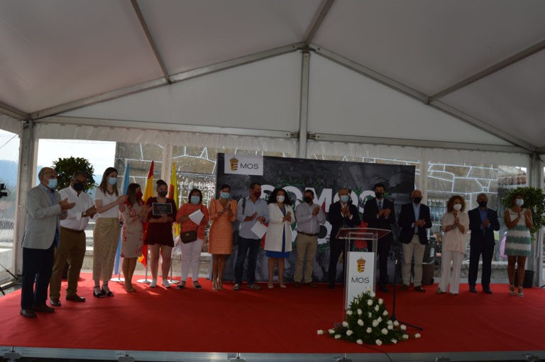 Unha sentida homenaxe á cadea humana da Covid-19 protagonizou o acto institucional do Día da Rosa en Mos
