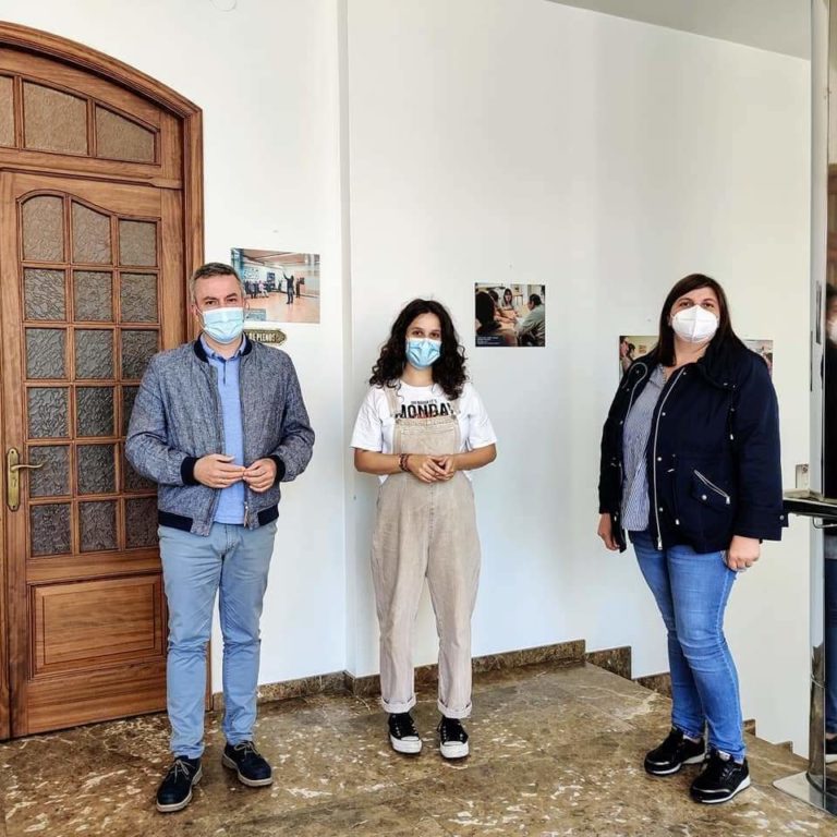 O alcalde da Cañiza inaugura a exposición fotográfica sobre o dano cerebral adquirido “Punto e Seguido”