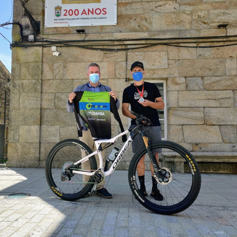 O alcalde da Cañiza recibe a Santos Lemos,  subcampión de España de BTT Enduro na categoría Máster 30