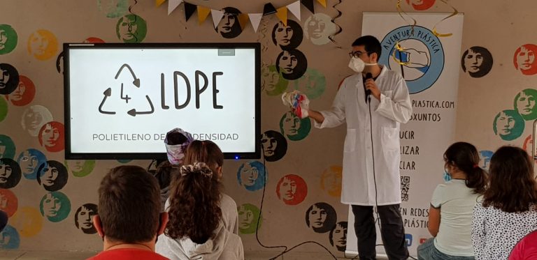 O alumnado do CPI Manuel Suárez Marquier aprende a revalorizar os residuos plásticos