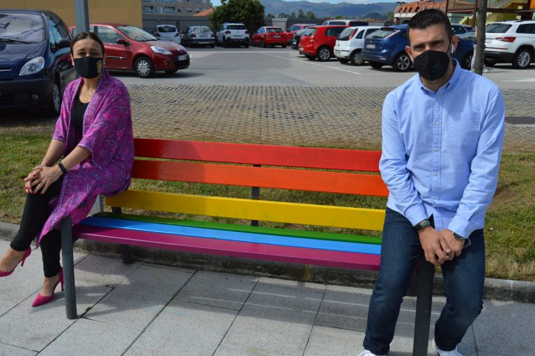 A bandeira multicolor loce en bancos das zonas máis concorridas de Mos para conmemorar o Día do Orgullo