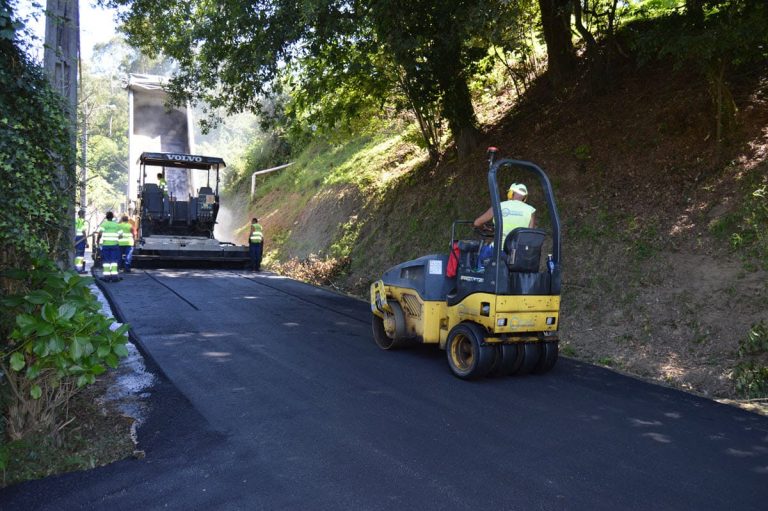 Último asfaltado do Plan Municipal de Mellora de Camiños en Mos
