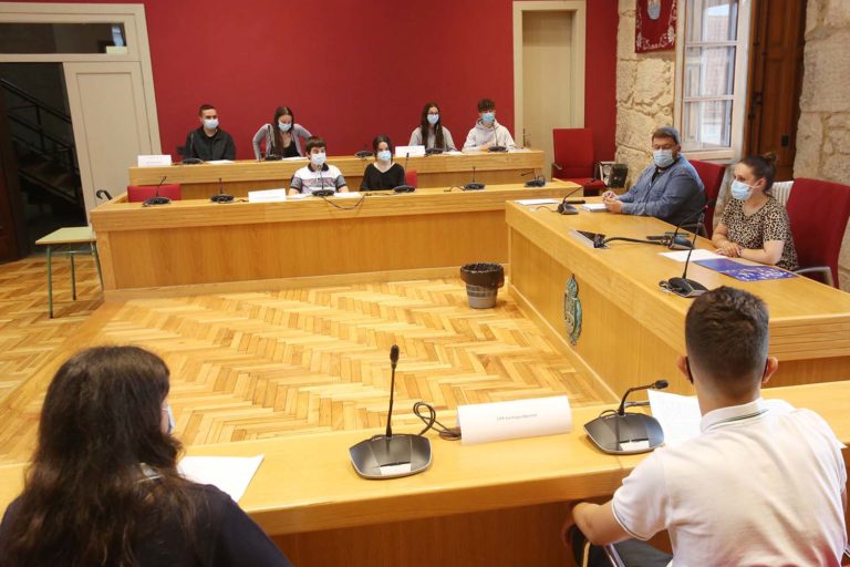 O pleno infantil de Ponteareas aborda o acoso escolar, un dos temas que máis preocupa nas aulas