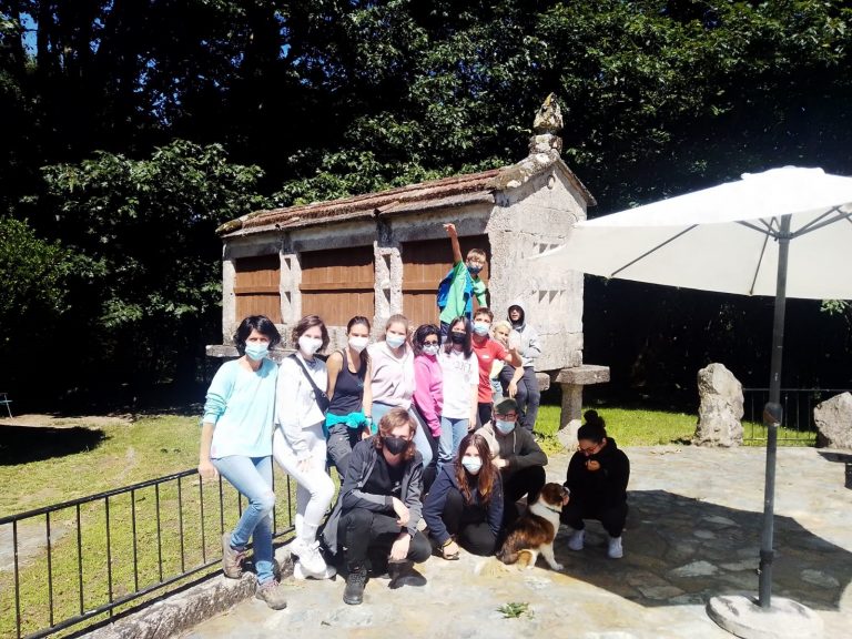 Os rapaces do grupo de maiores do proxecto ‘Vincúlate’ de Baiona, visitan a protectora ‘Os Palleiros’