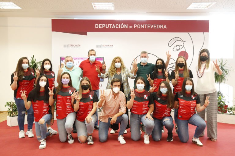Emotiva homenaxe da Deputación ás xogadoras do Club Balonmán Cañiza: “sodes un equipo de campioas”
