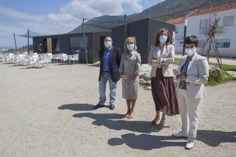 Alcaldesa do Rosal e conselleira de Medio Ambiente, Territorio e Vivenda visitan o quiosco da Explanada do Horizonte