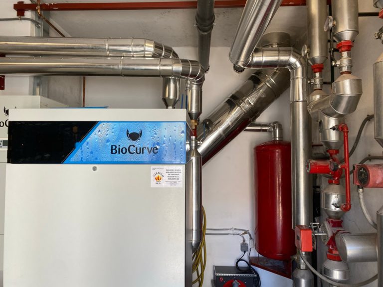 Redondela comprométese coa eficiencia enerxética instalando caldeiras de biomasa no Multiúsos de Chapela e no Conservatorio