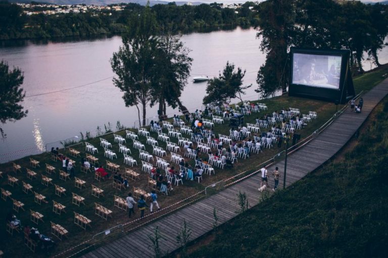 O paseo fluvial de Tui énchese de cine esta semana con ‘Los Goonies’, ‘Fiebre del sábado noche’ e ‘Abominable’