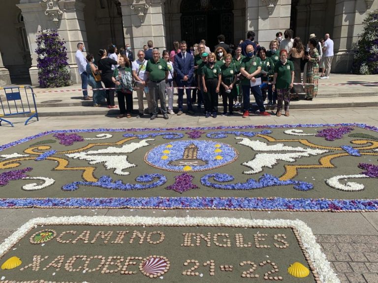 A Comisión Xestora de Entidades Alfombristas do Camiño de Santiago, con sede en Ponteareas, confecciona unha alfombra na Praza de María Pita