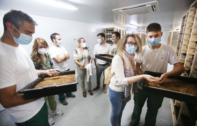 O Concello de Ponteareas apoia a unha empresa local pioneira na cría de vermes