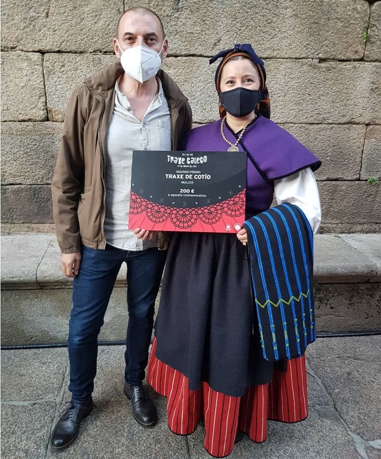 O concelleiro de Cultura, Fernando Groba, felicita a Nuria Gesteira polo seu segundo premio no Día do Traxe