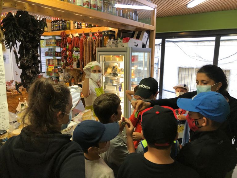 Os nenos da Escola de Verán do Concello de Baiona visitan a praza de abastos