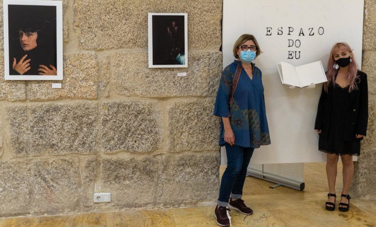“Espazo do Eu” de Cora Novoa chega a Sala Municipal de Exposicións de Tui