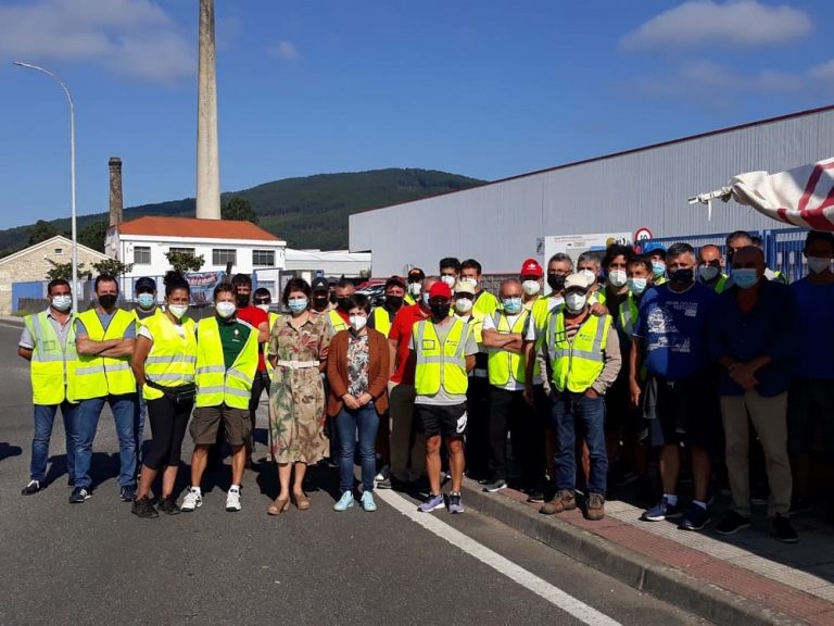 As alcaldesas do Rosal e Tomiño apoian aos traballadores de IKF, en folga dende hai dúas semanas