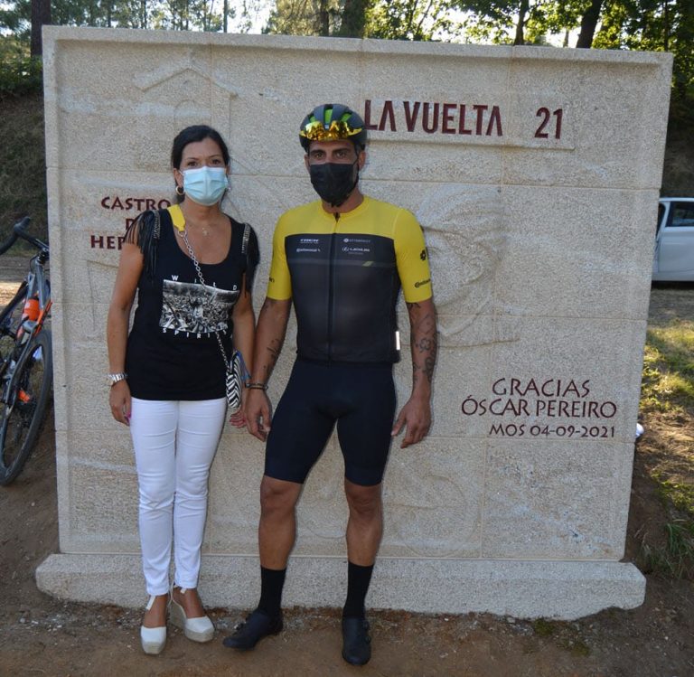 Mos homenaxea a Óscar Pereiro e dedícalle unha escultura no Castro de Herville, meta da etapa 20 de La Vuelta 21