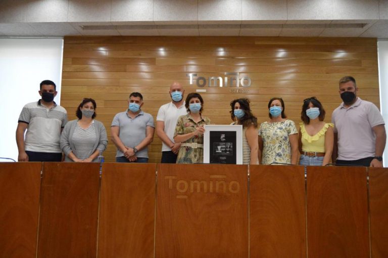 Pily Reñones agasalla ao Concello de Tomiño cunha copia da obra seleccionada nos Premios Goya de Fotografía Profesional