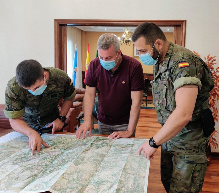 O alcalde da Cañiza recibe aos oficiais da BRILAT da operación “Centinela Galego”