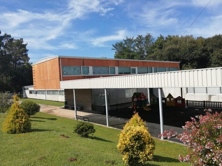 Salceda acomete a limpeza da fachada do CRA Raíña Aragonta