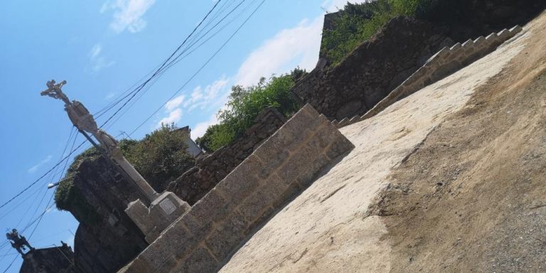 Salvaterra de Miño remata a intervención no cruceiro e peto de ánimas de San Roque, na parroquia de Cabreira