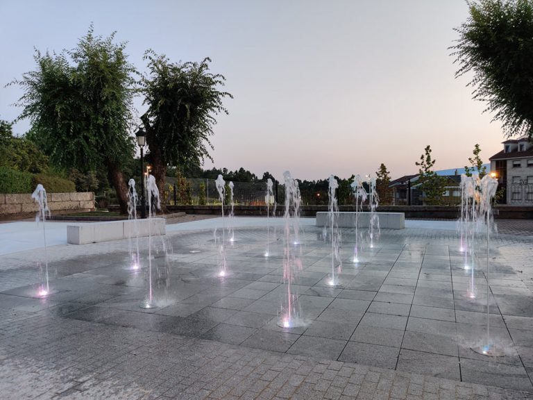 Xa está en funcionamento a fonte de chorros transitable e luz LED do parque “Heriberto Fuertes” da Cañiza