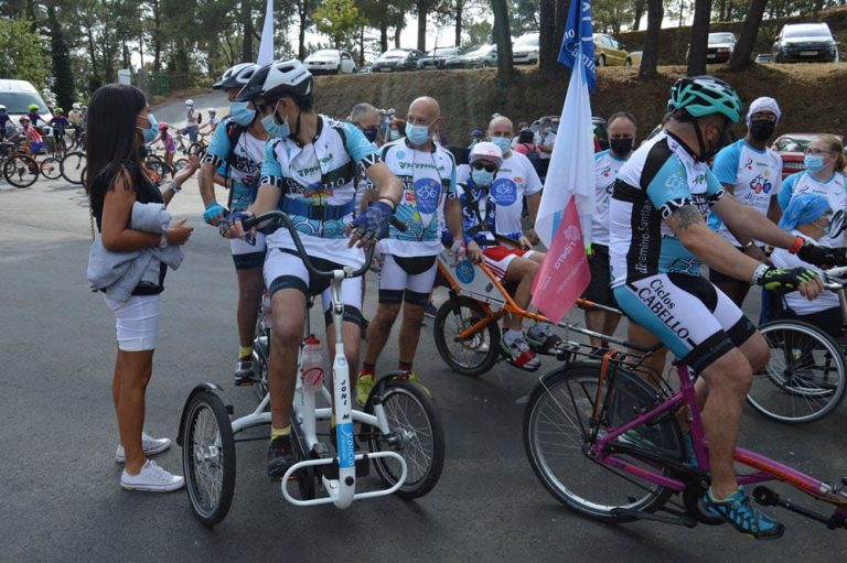 350 persoas participaron, a unha semana da etapa 20 de La Vuelta, no ‘Mos sobre rodas’