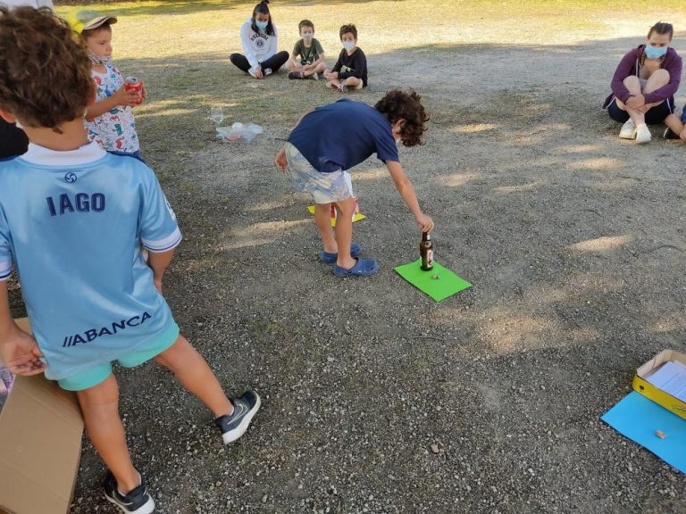 Os nenos e nenas do campamento de verán do Rosal ensinan a reciclar