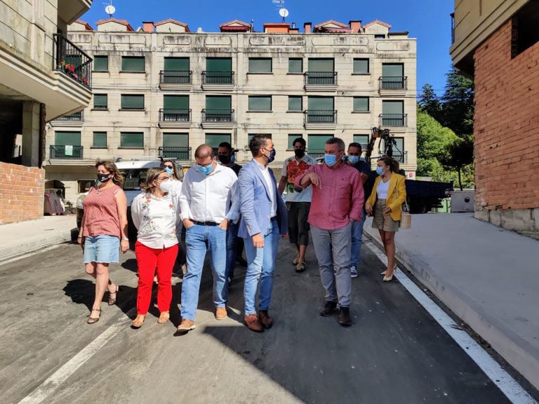 O alcalde da Cañiza e o delegado territorial da Xunta visitan as obras de urbanización entre a rúa Progreso e o Regueiro
