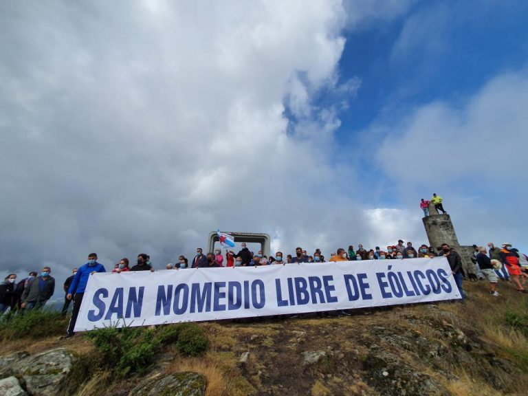 Centos de persoas rexeitan a construción dun parque eólico no San Nomedio, nas Neves