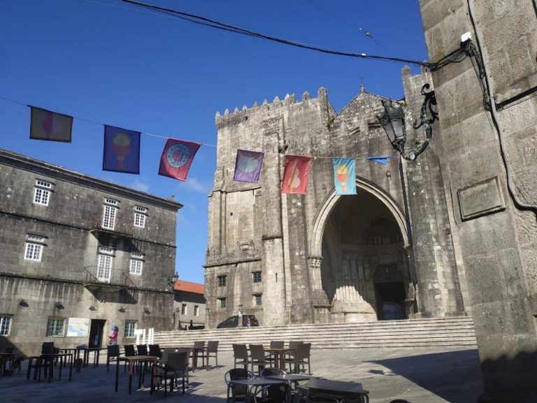 A rúas de entrada do Camiño Portugués en Tui locen bandeirolas de benvida as persoas que peregrinan