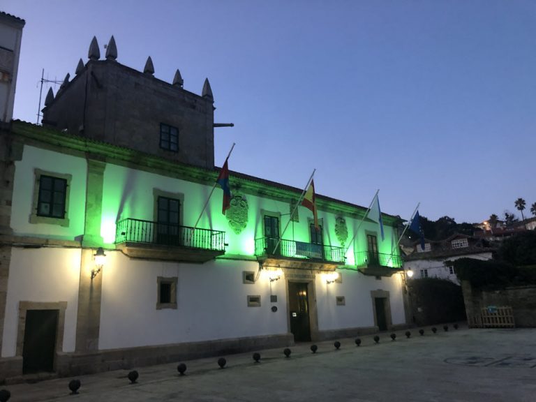 O Concello de Baiona ilumínase de verde para conmemorar o Día Mundial do Alzhéimer