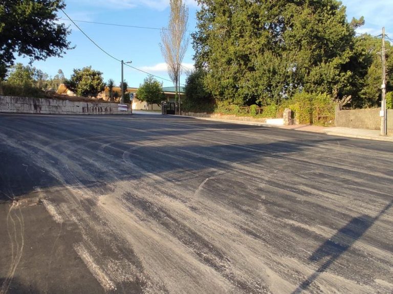 O Goberno local ultima as obras de mellora do aparcadoiro do CEIP Outeiro das Penas de Cesantes