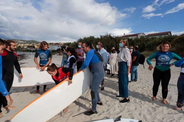 Nigrán acolle, co apoio da Xunta, o primeiro Campionato galego de surf adaptado en Patos