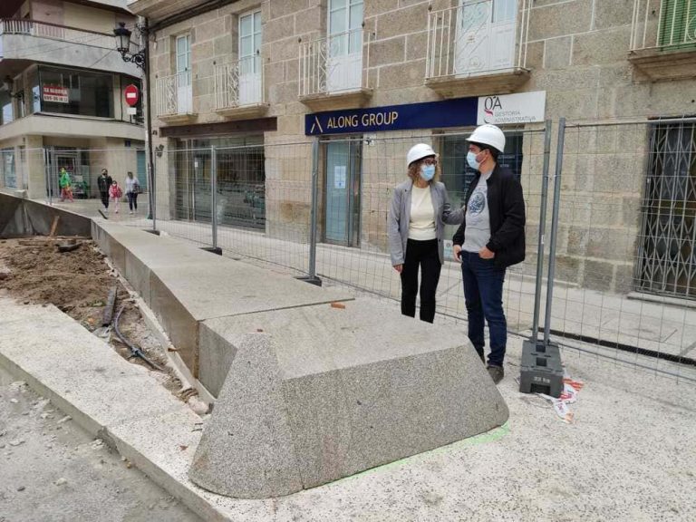 A Praza de Bugallal entra na derradeira fase das obras coa instalación de xardineiras, bancos e arborado