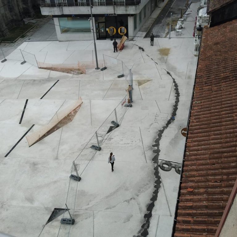Causan deliberadamente importantes danos nas obras da Praza de Bugallal