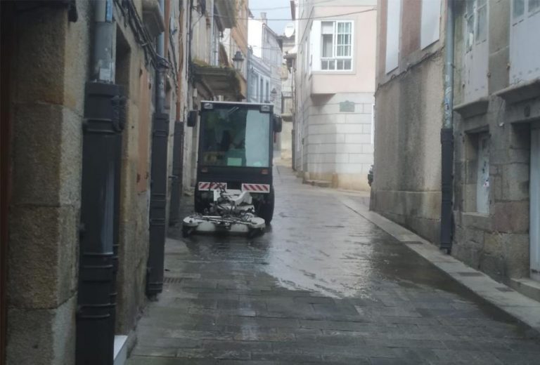 Baiona inicia unha campaña de reforzo da limpeza viaria que inclúe o decapado de beirarrúas
