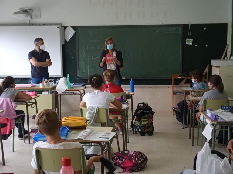O Concello inicia o reparto das axendas escolares para o curso 2021/2022 que inclúen unha lembranza ás Mulleres da Illa