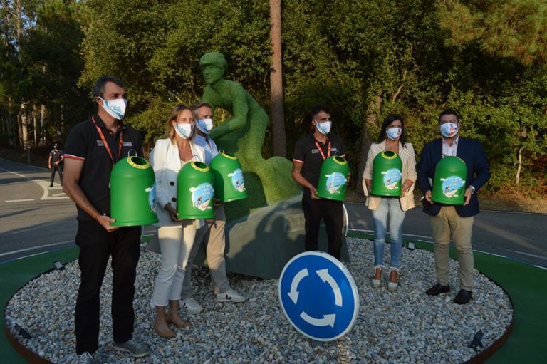 Unha escultura de media tonelada de vidro reciclado, homenaxea en Mos a Óscar Pereiro