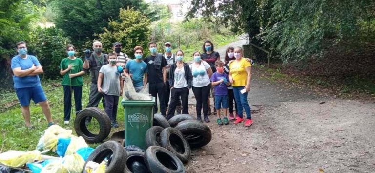 Preto de 400 quilos de basura retirados no río Tea