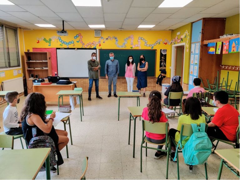 O alcalde da Cañiza visitas os centros escolares de Valeixe e A Cañiza